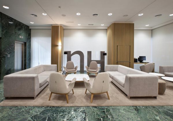 NH Hotel Group homenajea por su 93 cumpleaños a una mujer de Madrid, vecina del NH Ventas