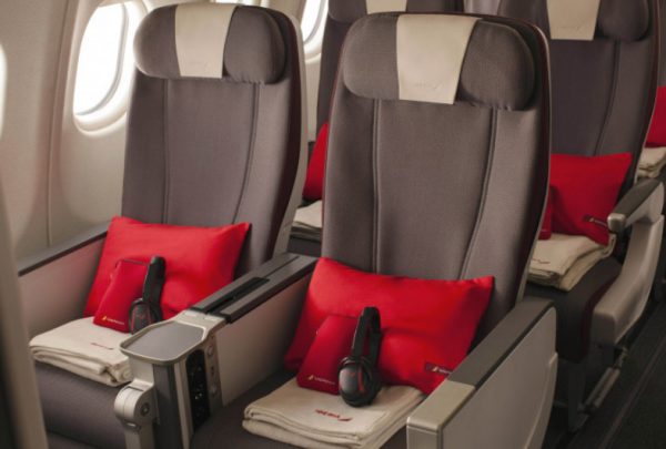 Iberia reduce en 68,5 toneladas el plástico que lleva a bordo de sus aviones