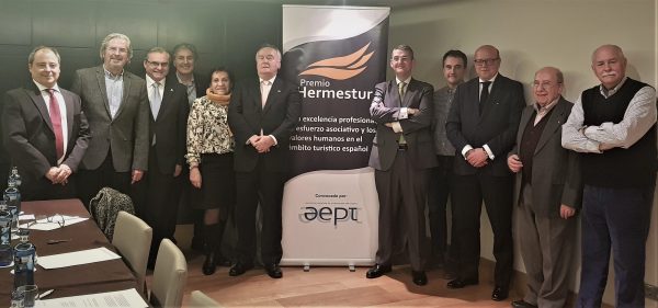 Manuel Vegas, galardonado con el premio Hermestur