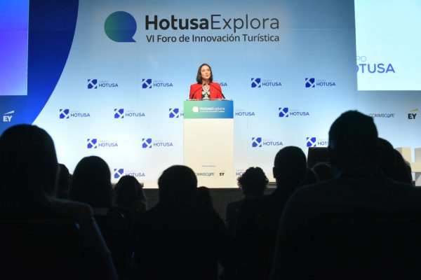 La vicepresidenta segunda del Congreso de los Diputados clausura el VI Foro Hotusa Explora