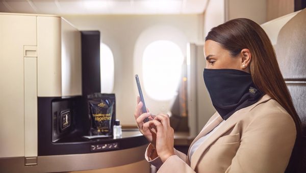 Etihad Airways ofrece una mascarilla de tejido antimicrobiano para reforzar la higiene en sus vuelos