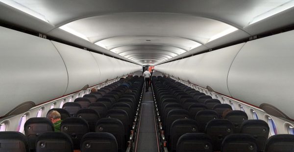 La demanda de viajes aéreos se desploma un 66% en 2020, la mayor caída en la historia