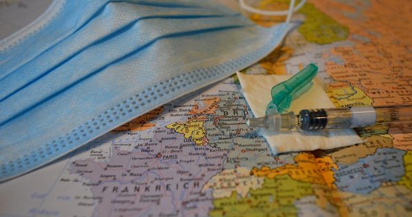 Los 27 acuerdan reabrir la frontera de la UE a los turistas vacunados en terceros países