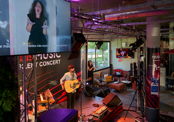 Ibis organiza un innovador concierto accesible para personas con discapacidad auditiva