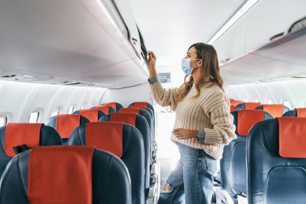 España pide precaución para viajar a China tras el incremento de contagios de COVID