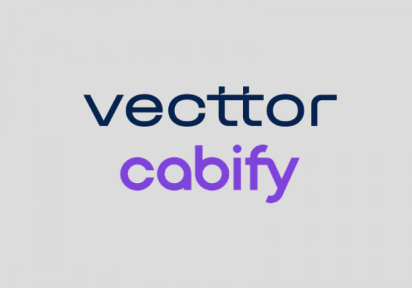 Presentación de la infraestructura de carga rápida de coches de Vecttor junto al delegado de medio ambiente y movilidad del ayuntamiento de Madrid