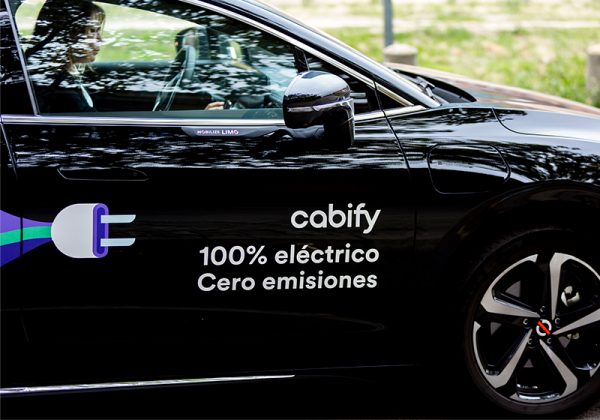 Cabify prevé un crecimiento del 40% de la movilidad en aeropuertos y estaciones en Navidad respecto a 2021