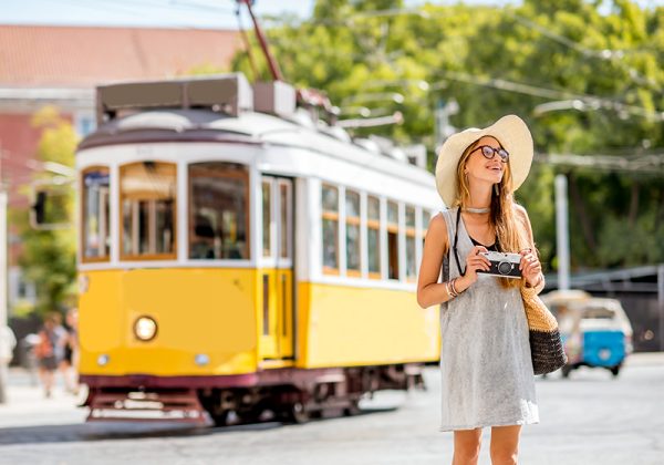 Los servicios de alojamiento y el transporte por ferrocarril impulsan al sector servicios en mayo