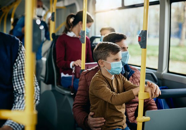 El 40% de los españoles seguirá llevando la mascarilla en el transporte público