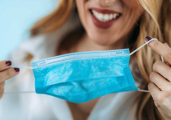 España se quita la mascarilla a bordo de los aviones y demás transportes