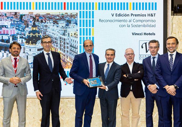 El director general de Vincci Hoteles, Carlos Calero, recoge el premio ‘CaixaBank Hotels & Tourism al compromiso con la sostenibilidad’ en FITUR