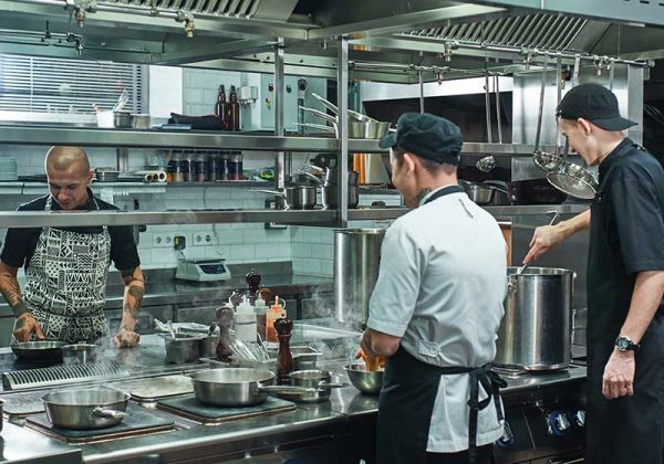 ¿Qué profesionales trabajan en un departamento de F&B de un hotel?