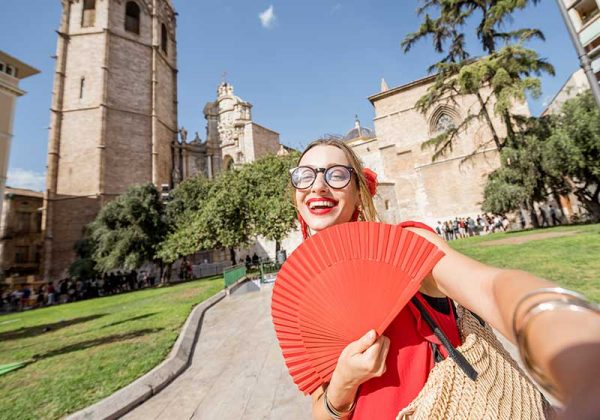 España batirá de nuevo el récord de turistas internacionales en 2023, con un gasto muy superior por viajero, rozando en total los 100.000 millones de euros