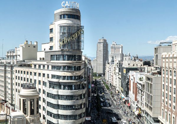 El hotel Vincci Capitol se viste de largo para estrenar nuevo letrero en el emblemático edificio Carrión en su 90 aniversario