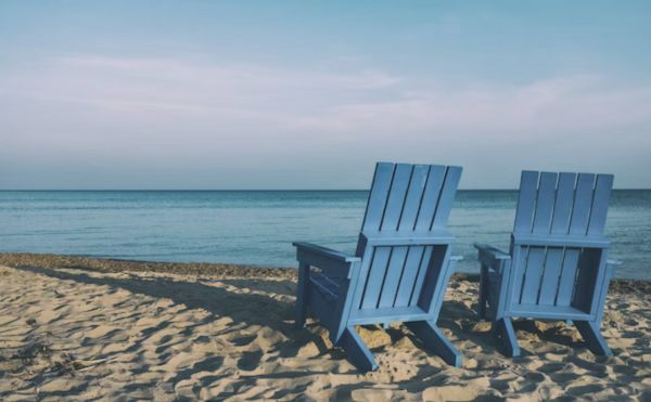 Destinos nacionales y prudencia en el gasto: claves del turismo este verano según BRAINTRUST