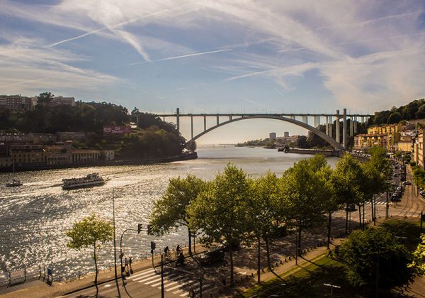 Vincci Hoteles invita a descubrir Oporto desde una de susexperiencias imprescindibles, un crucero por el Duero