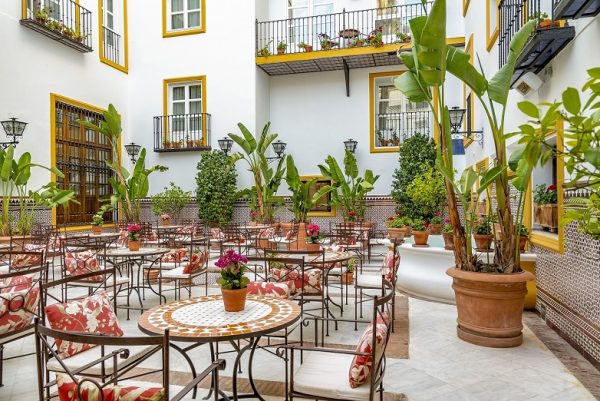 Vincci Hoteles abre las puertas de sus patios: pequeños paraísos urbanos para refrescar el verano